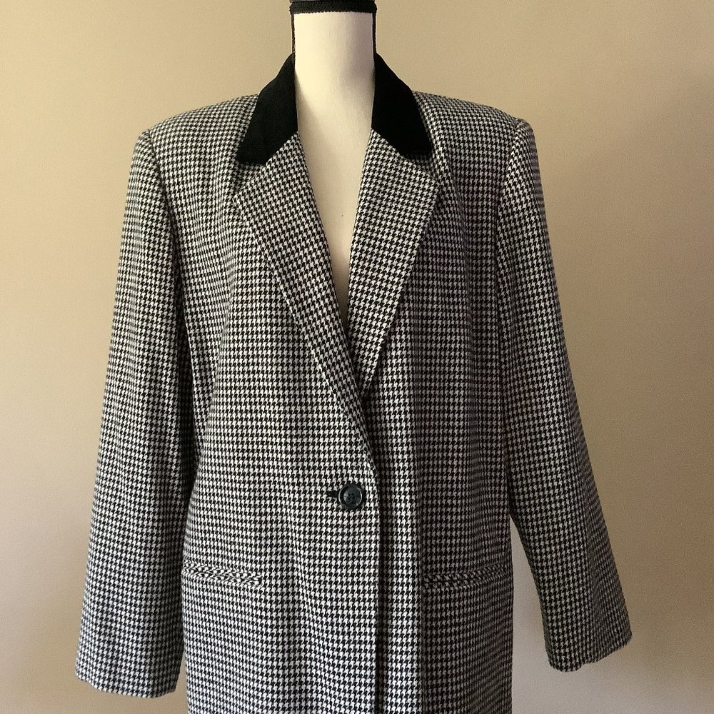 Sag Harbor Houndstooth Wool blazer, Black White, Size 16, Black suede collar.